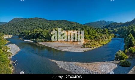 Rogue River à la confluence de la rivière Illinois, à partir du pont sur Agness Rd dans la communauté d'Agness, montagnes Klamath, Rogue River Siskiyou Natl Forest, Oregon Banque D'Images