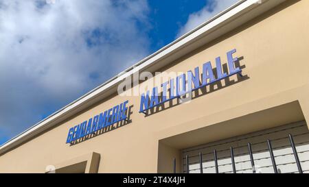 Bordeaux , France - 10 31 2023 : signe de la gendarmerie nationale texte et logo marque sur la façade officielle du bureau de la police militaire française en France Banque D'Images