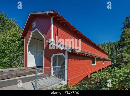 Bureau Covered Bridge, 1945, Howe Truss Bridge, au-dessus de North Fork Middle Fork Willamette River à Westfir, Oregon, États-Unis Banque D'Images