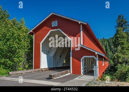 Bureau Covered Bridge, 1945, Howe Truss Bridge, au-dessus de North Fork Middle Fork Willamette River à Westfir, Oregon, États-Unis Banque D'Images