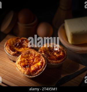 Tarte aux œufs d'or dessert. Tarte aux œufs portugaise. Macao Egg Tart. Boulangerie et dessert Banque D'Images