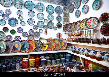 Plaques colorées en céramique décoratives avec ornement traditionnel ouzbékistan sur le marché de rue à Khiva, Ouzbékistan, Asie centrale, route de la soie. Banque D'Images