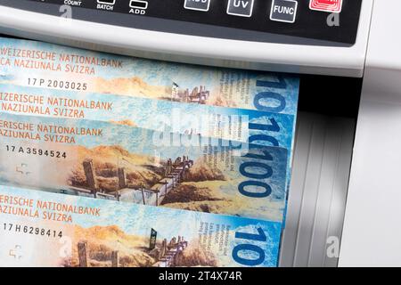 Monnaie suisse - Francs dans une machine à compter Banque D'Images