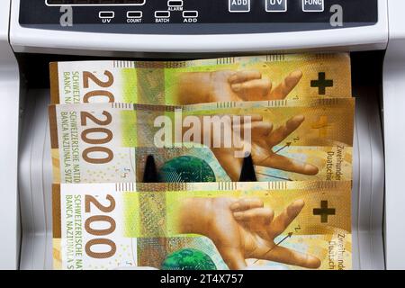 Monnaie suisse - Francs dans une machine à compter Banque D'Images