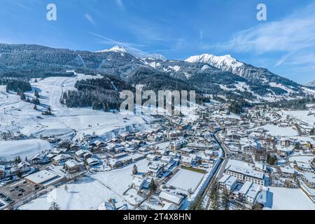 Vue hivernale sur la région autour de Lermoos et sa station de ski en Tyrol Ausserfern Banque D'Images