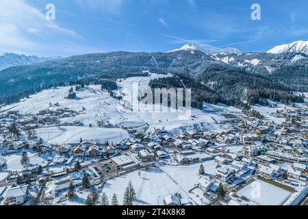 Vue hivernale sur la région autour de Lermoos et sa station de ski en Tyrol Ausserfern Banque D'Images