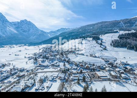 Vue hivernale sur la région autour de Lermoos et sa station de ski en Tyrol Ausserfern Banque D'Images