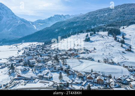 Vue hivernale sur la région autour de Lermoos et sa station de ski en Tyrol Ausserfern Banque D'Images