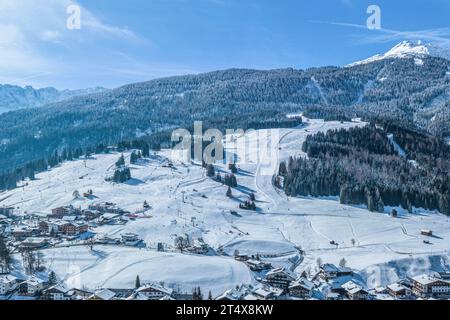 Vue hivernale sur la région autour de Lermoos et sa station de ski en Tyrol Ausserfern Banque D'Images