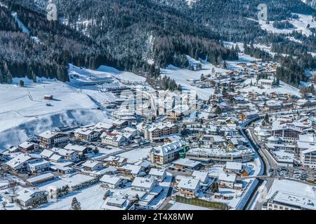 Vue hivernale sur la région autour de Lermoos et sa station de ski en Tyrol Ausserfern Banque D'Images