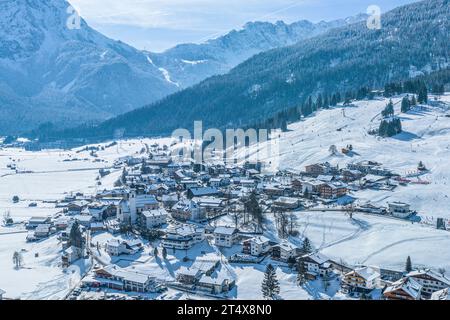 Vue hivernale sur la région autour de Lermoos et sa station de ski en Tyrol Ausserfern Banque D'Images