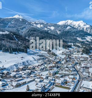 Vue hivernale sur la région autour de Lermoos et sa station de ski en Tyrol Ausserfern Banque D'Images