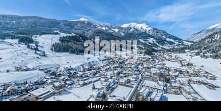 Vue hivernale sur la région autour de Lermoos et sa station de ski en Tyrol Ausserfern Banque D'Images