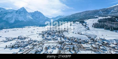 Vue hivernale sur la région autour de Lermoos et sa station de ski en Tyrol Ausserfern Banque D'Images