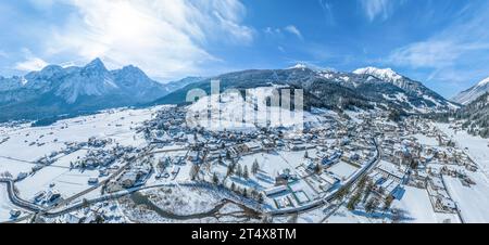 Vue hivernale sur la région autour de Lermoos et sa station de ski en Tyrol Ausserfern Banque D'Images