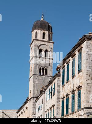 Église et clocher à Dubrovnik, Croatie. Banque D'Images