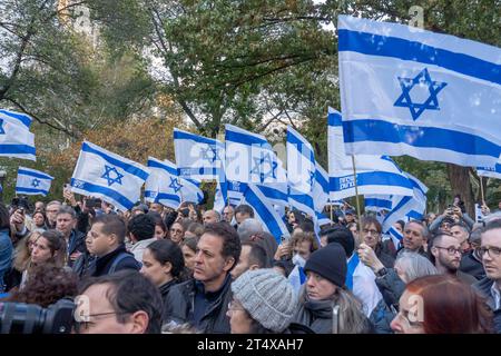 New York, États-Unis. 01 novembre 2023. Des expatriés israéliens et des partisans avec des drapeaux israéliens participent à une veillée aux chandelles pour les 1400 victimes des attaques terroristes du Hamas en octobre 7 en Israël à Central Park à New York. Des milliers de civils, Palestiniens et Israéliens, sont morts depuis le 7 octobre 2023, après que le terroriste palestinien du Hamas basé dans la bande de Gaza est entré dans le sud d’Israël dans une attaque sans précédent déclenchant une guerre déclarée par Israël au Hamas. (Photo Ron Adar/SOPA Images/Sipa USA) crédit : SIPA USA/Alamy Live News Banque D'Images