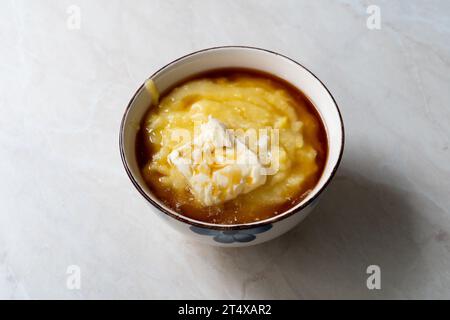 Hasty Pudding polenta italienne traditionnelle ou semoule de maïs bouillie. plat traditionnel. Banque D'Images