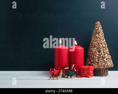 Bougies du deuxième Avent brûlant avec décoration de Noël sur un tableau noir, saisonnier ou de vacances Banque D'Images