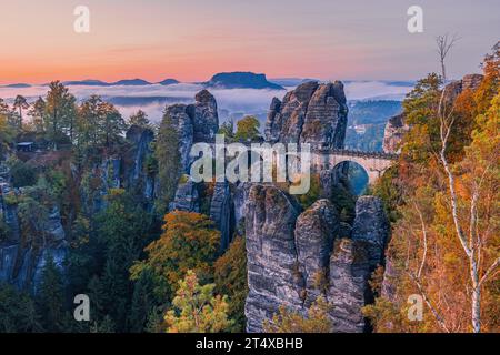 Un lever de soleil d'automne avec vue depuis le Ferdinandstein avec beaucoup de couleurs d'automne au pont Bastei, une partie du Bastei dans la Suisse saxonne NAT Banque D'Images