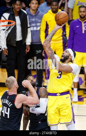 Los Angeles, États-Unis. 1 novembre 2023. Anthony Davis des Lakers de Los Angeles tire lors du match de saison régulière de la NBA 2023-2024 entre les Lakers de Los Angeles et LA Clippers à Los Angeles, aux États-Unis, le 1 novembre 2023. Crédit : Ringo Chiu/Xinhua/Alamy Live News Banque D'Images