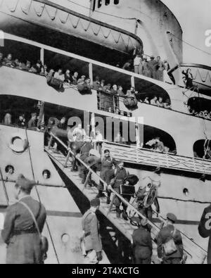 Après la capitulation de la France en juin 1940, les troupes polonaises sont transférées en Angleterre, vues ici aboyer de leur navire de transport. Banque D'Images