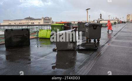 Brighton Royaume-Uni 2 novembre 2023 - Brighton Seafront poubelles a soufflé ce matin alors que la tempête Ciaran frappe la côte sud avec des avertissements météorologiques ambrés émis pour certaines parties de la Grande-Bretagne : Credit Simon Dack / Alamy Live News Banque D'Images