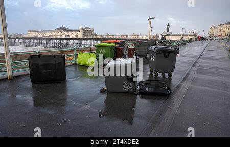 Brighton Royaume-Uni 2 novembre 2023 - Brighton Seafront poubelles a soufflé ce matin alors que la tempête Ciaran frappe la côte sud avec des avertissements météorologiques ambrés émis pour certaines parties de la Grande-Bretagne : Credit Simon Dack / Alamy Live News Banque D'Images