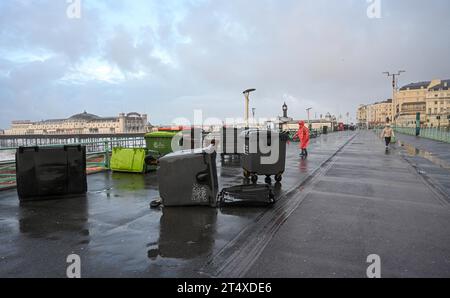 Brighton Royaume-Uni 2 novembre 2023 - Brighton Seafront poubelles a soufflé ce matin alors que la tempête Ciaran frappe la côte sud avec des avertissements météorologiques ambrés émis pour certaines parties de la Grande-Bretagne : Credit Simon Dack / Alamy Live News Banque D'Images