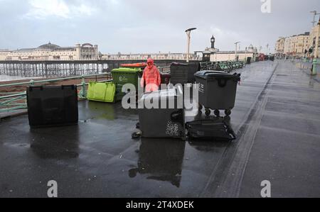 Brighton Royaume-Uni 2 novembre 2023 - Brighton Seafront poubelles a soufflé ce matin alors que la tempête Ciaran frappe la côte sud avec des avertissements météorologiques ambrés émis pour certaines parties de la Grande-Bretagne : Credit Simon Dack / Alamy Live News Banque D'Images