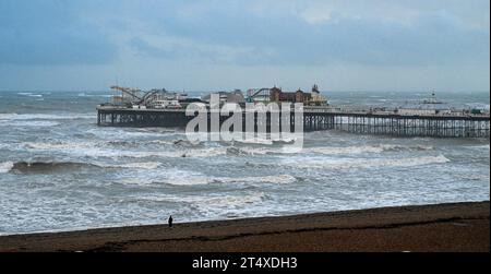 Brighton Royaume-Uni 2 novembre 2023 - les vagues roulent par Brighton Palace Pier alors que la tempête Ciaran frappe la côte sud avec des avertissements météo ambrés émis pour certaines parties de la Grande-Bretagne : Credit Simon Dack / Alamy Live News Banque D'Images