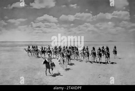 Une patrouille du Somaliland Camel corps dans le désert suite à l'invasion du Somaliland britannique par les forces italiennes le 6 août 1940. Impossible de défendre la Grande-Bretagne évacua le pays deux semaines plus tard. Banque D'Images