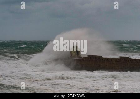 Portreath, Cornouailles, Royaume-Uni. 2 novembre 2023. UK Météo. Avec des rafales de vents de plus de 90 mph, Ciaran a battu une grande partie de Cornwal tôt ce matin, vu ici la côte nord de Cornwall à Portreath. Crédit Simon Maycock / Alamy Live News. Banque D'Images