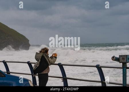 Portreath, Cornouailles, Royaume-Uni. 2 novembre 2023. UK Météo. Avec des rafales de vents de plus de 90 mph, Ciaran a battu une grande partie de Cornwal tôt ce matin, vu ici la côte nord de Cornwall à Portreath. Crédit Simon Maycock / Alamy Live News. Banque D'Images