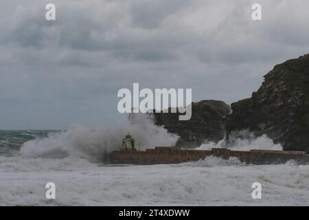 Portreath, Cornouailles, Royaume-Uni. 2 novembre 2023. UK Météo. Avec des rafales de vents de plus de 90 mph, Ciaran a battu une grande partie de Cornwal tôt ce matin, vu ici la côte nord de Cornwall à Portreath. Crédit Simon Maycock / Alamy Live News. Banque D'Images