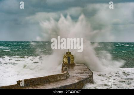 Portreath, Cornouailles, Royaume-Uni. 2 novembre 2023. UK Météo. Avec des rafales de vents de plus de 90 mph, Ciaran a battu une grande partie de Cornwal tôt ce matin, vu ici la côte nord de Cornwall à Portreath. Crédit Simon Maycock / Alamy Live News. Banque D'Images