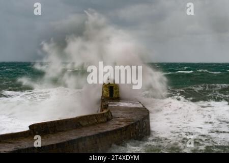 Portreath, Cornouailles, Royaume-Uni. 2 novembre 2023. UK Météo. Avec des rafales de vents de plus de 90 mph, Ciaran a battu une grande partie de Cornwal tôt ce matin, vu ici la côte nord de Cornwall à Portreath. Crédit Simon Maycock / Alamy Live News. Banque D'Images