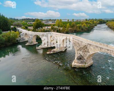 Le pont historique d'Aspendos sur Koprucay au lever du soleil à Antalya Turquie Banque D'Images