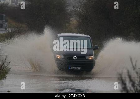 Une camionnette traverse les eaux de crue à Whitley Bay, au nord-est de l'Angleterre, après de fortes pluies. La tempête Ciaran apporte des vents violents et de fortes pluies le long de la côte sud de l'Angleterre et l'Agence pour l'environnement a émis 54 avertissements où des inondations sont prévues, et un avertissement météorologique ambre est en place avec des vents qui devraient atteindre 70 mph à 80 mph. Date de la photo : jeudi 2 novembre 2023. Banque D'Images