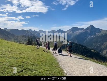 Ski Arena Neunerköpfle en automne avec randonneur le 3 octobre 2023 à Tannheim, Autriche. Crédit : Imago/Alamy Live News Banque D'Images