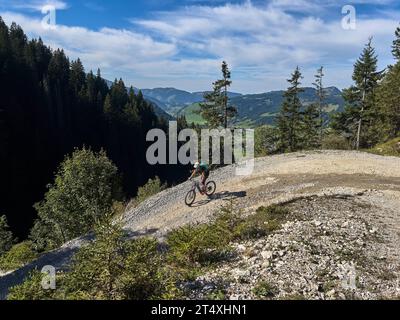 Ski Arena Neunerköpfle en automne avec mountainbiker le 3 octobre 2023 à Tannheim, Autriche. Crédit : Imago/Alamy Live News Banque D'Images