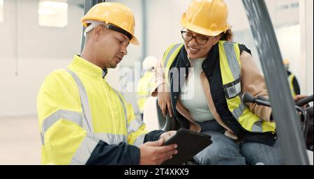 Ingénieur femme, homme et chariot élévateur sur tablette pour la logistique, la chaîne d'approvisionnement ou des idées sur APP dans l'entrepôt. Employés, casque et équipement réfléchissant pour la sécurité Banque D'Images