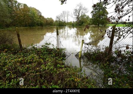 Sentier public inondé et terres agricoles à Horley, Surrey le 2 novembre 2023 après la tempête Ciaran. Banque D'Images