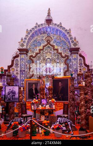 Jour des morts Ofrenda célébrant Isidro Fabela et Josefina Eisenmann au Bazar Sabado à Mexico, Mexique Banque D'Images