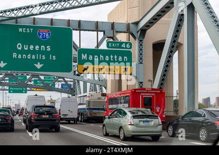 New York, NY, USA-10 octobre 2023 ; panneaux Interstate et direction I-278 West, Randell Island, Queens et sortie 46 en direction de Manhattan avec Banque D'Images