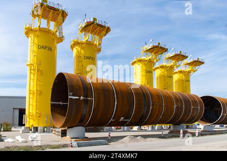 Rotterdam, pays-Bas-16 septembre 2023 ; site de construction du fabricant de tubes en acier SIF société avec des pièces de transition pour la fondation pour W. Banque D'Images