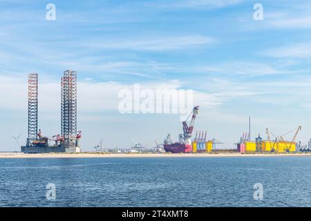 Rotterdam, pays-Bas-16 septembre 2023 ; vue panoramique Maasvlakte avec plate-forme Jackup, navire de transport lourd Seaway Alfa Lift et construction SIF Banque D'Images