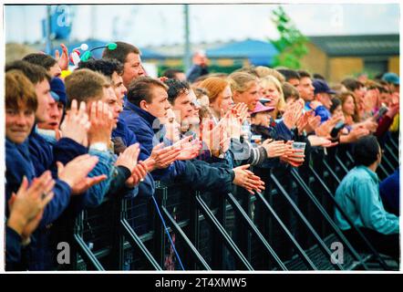 CROWD, CARDIFF, BIG NOISE, 1997 : The Crowd at BBC Big Noise Festival in Cardiff Bay, Cardiff, pays de Galles, UK le dimanche 11 mai, 1997. photo : Rob Watkins Banque D'Images