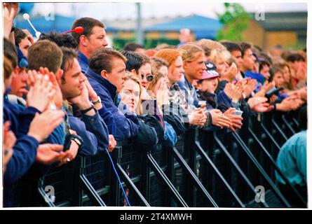 CROWD, CARDIFF, BIG NOISE, 1997 : The Crowd at BBC Big Noise Festival in Cardiff Bay, Cardiff, pays de Galles, UK le dimanche 11 mai, 1997. photo : Rob Watkins Banque D'Images