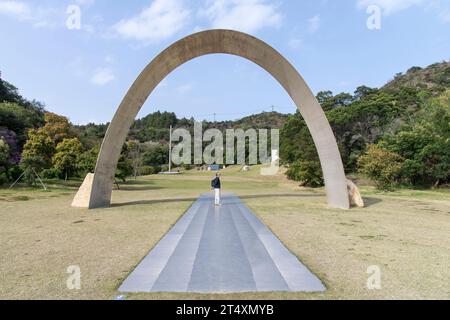 Île de Naoshima, Japon- 12 avril 2023 ; porte infini du Lee Ufan Museum conçu par Tadao Ando Banque D'Images